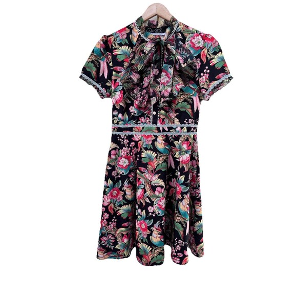 Dalia MacPhee Mini Dress Short Sleeve Lace Trim Pleated Tie Neck Medium Floral - Picture 1 of 7